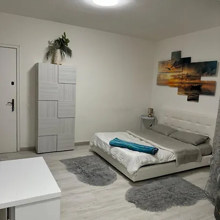 Di Fronte Al Apartamento *