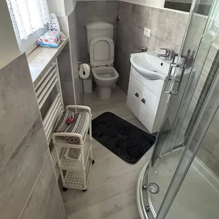Di Fronte Al Apartamento *