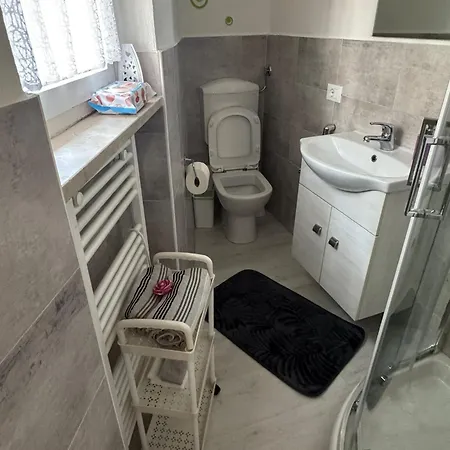 Di Fronte Al Apartamento *